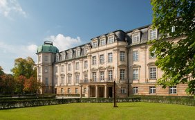 Ukrainische Delegation zu Fachaustausch im Bundesfinanzhof Blick auf die sonnenbeschienene Gebäudefront des BFH und die Skulptur Guernica